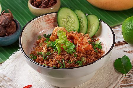 
								Жареный рис по-индонезийски с курицей
и креветками																				