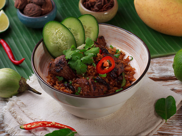 
								Жареный рис по- сингапурски с говядиной и черными бобами																				